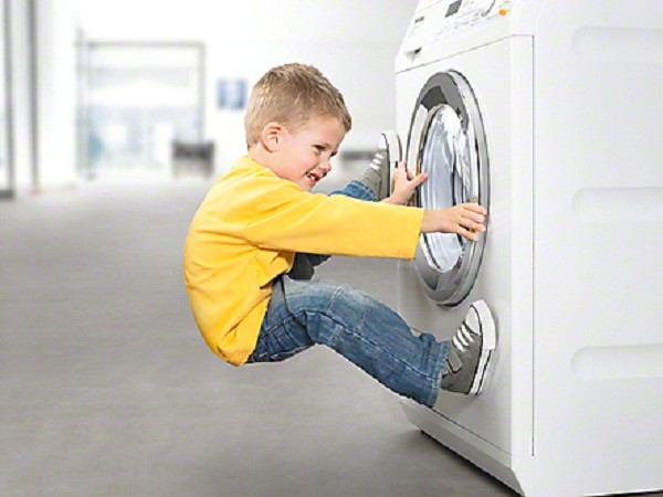 Chia sẻ cách mở cửa máy giặt Electrolux